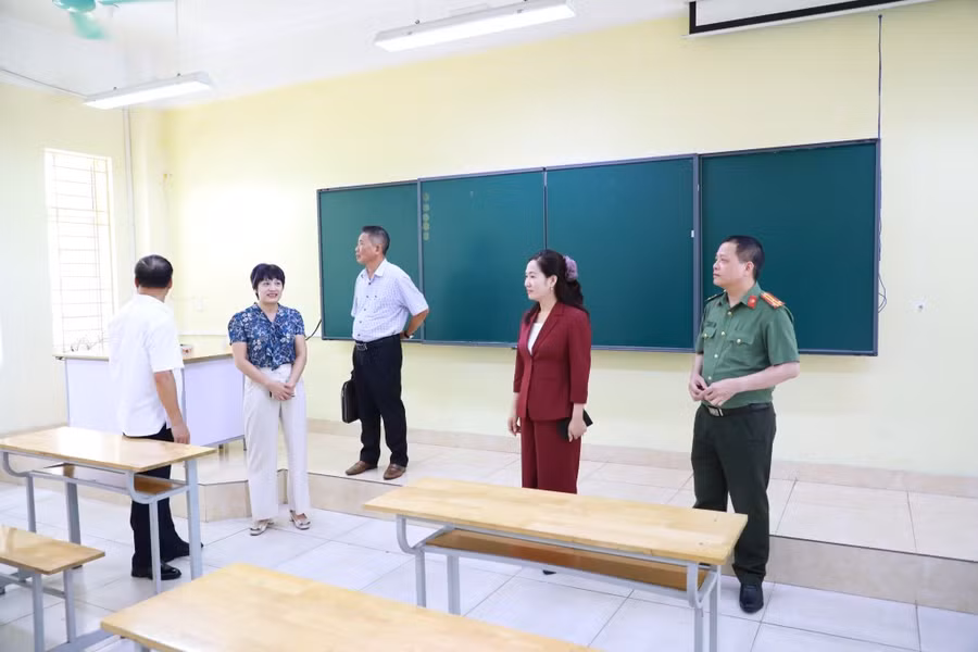 Đoàn công tác kiểm tra việc bố trí sắp xếp và đảm bảo điều kiện cho các phòng thi tại điểm thi Trường THPT Hòn Gai.