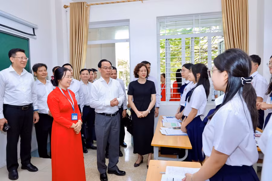 Bộ trưởng Bộ GD&ĐT Hoàng Minh Sơn thăm và làm việc tại Trường THPT chuyên Hạ Long ngày 12/10. anh-11.jpg