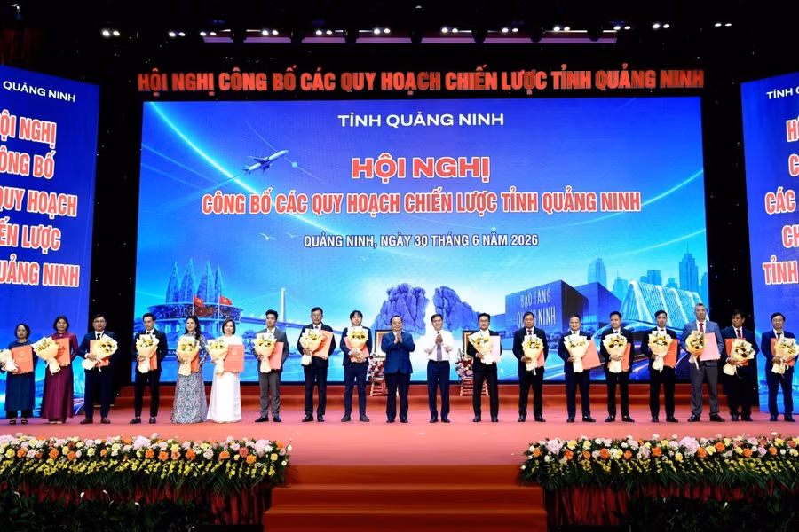 Lãnh đạo tỉnh Quảng Ninh trao Quyết định chấp thuận chủ trương đầu tư, Giấy chứng nhận đăng ký đầu tư cho đại diện các dự án.