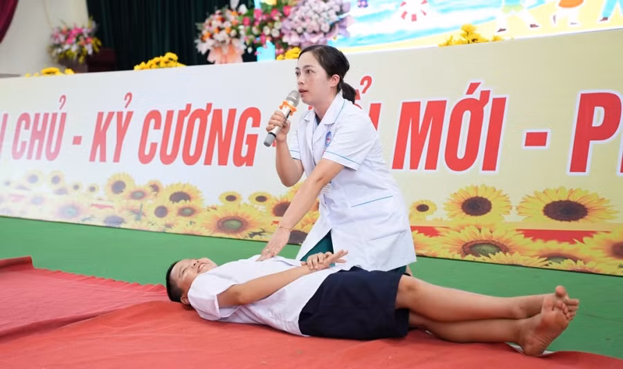 Cán bộ Trạm Y tế xã tuyên truyền phòng, chống đuối nước cho học sinh.