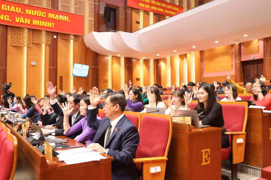 Đại biểu HĐND tỉnh biểu quyết thông qua các Nghị quyết tại kỳ họp.