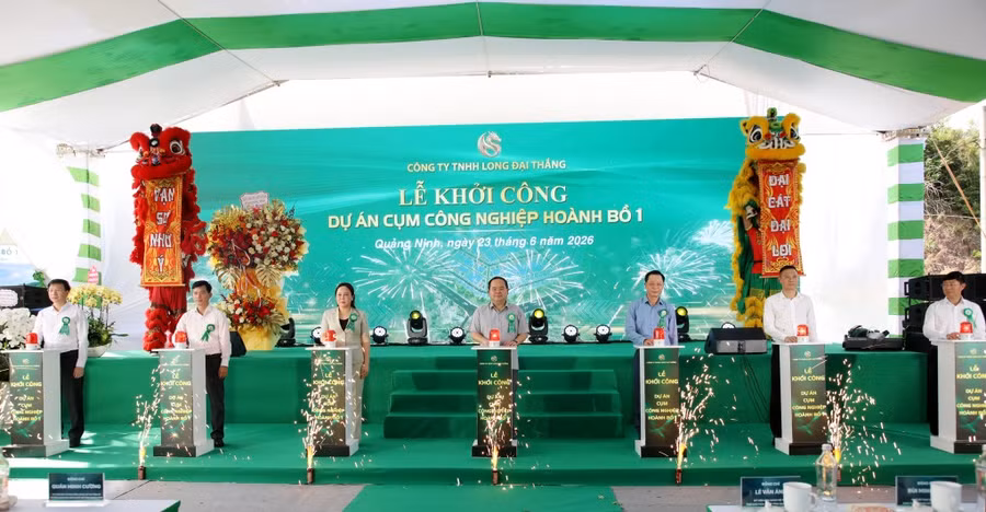 Bí thư Tỉnh ủy Quảng Ninh cùng các đại biểu bấm nút khởi công Dự án cụm công nghiệp Hoành Bồ 1.