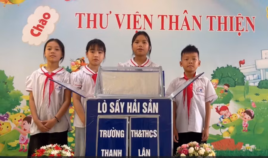 Nhóm học sinh và mô hình mô hình “Lò sấy hải sản”.