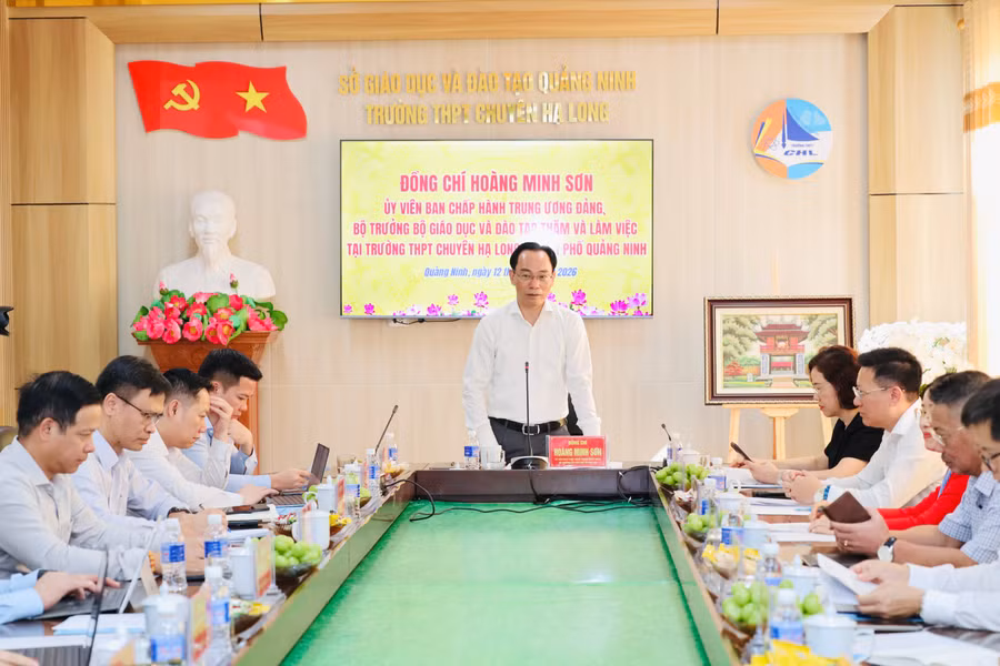 Bộ trưởng Hoàng Minh Sơn thăm, làm việc tại Trường THPT chuyên Hạ Long.