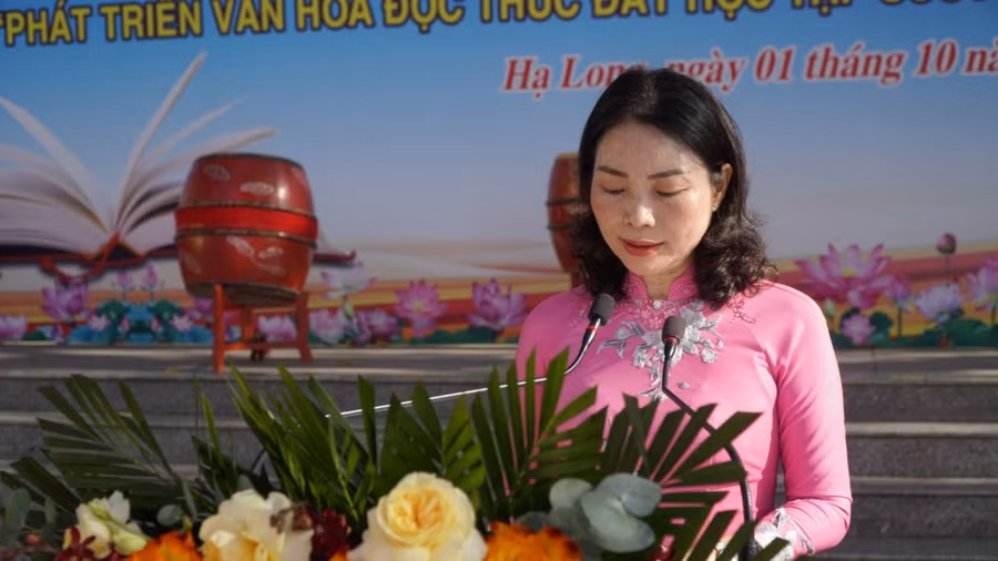 Bà Nguyễn Thị Thúy, Giám đốc Sở Giáo dục và Đào tạo tỉnh Quảng Ninh, Phó Ban Chỉ đạo Xây dựng xã hội học tập tỉnh phát biểu tại buổi lễ.