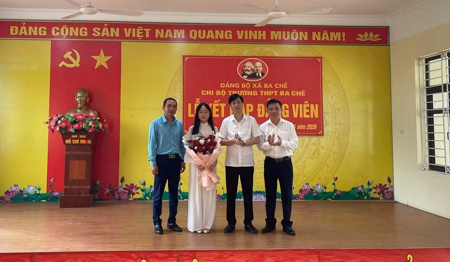 Lãnh đạo Trường THPT Ba Chẽ chúc mừng em Nịnh Thị Lam Ngọc.