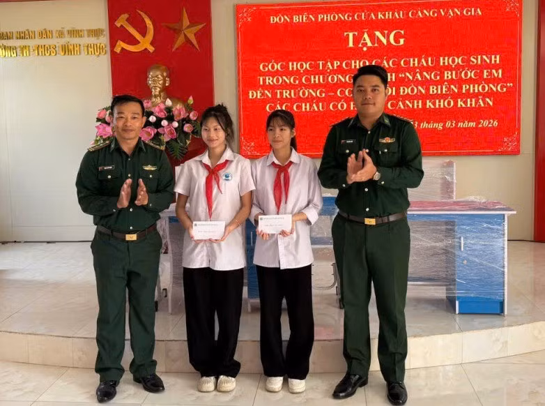 Đồn Biên phòng Cửa khẩu cảng Vạn Gia trao kinh phí hỗ trợ tiền cho các em trong chương trình “Nâng bước em đến trường - Con nuôi Đồn Biên phòng”.