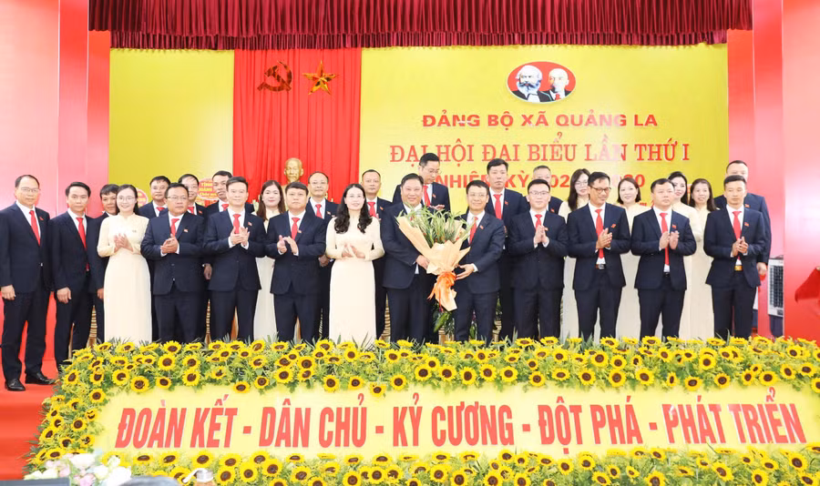 Ban Chấp hành Đảng bộ xã Quảng La, nhiệm kỳ 2025-2030 ra mắt tại Đại hội.