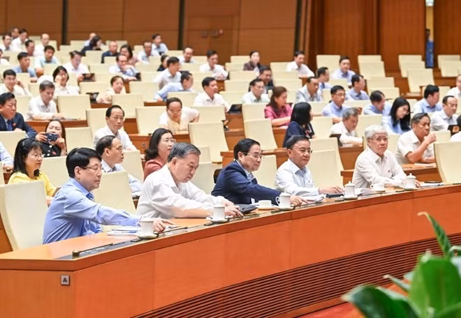 Tổng Bí thư Tô Lâm, các lãnh đạo Đảng, Nhà nước và đại biểu Quốc hội bấm nút thông qua Luật Tổ chức chính quyền địa phương sửa đổi. (Ảnh: Phạm Đông)