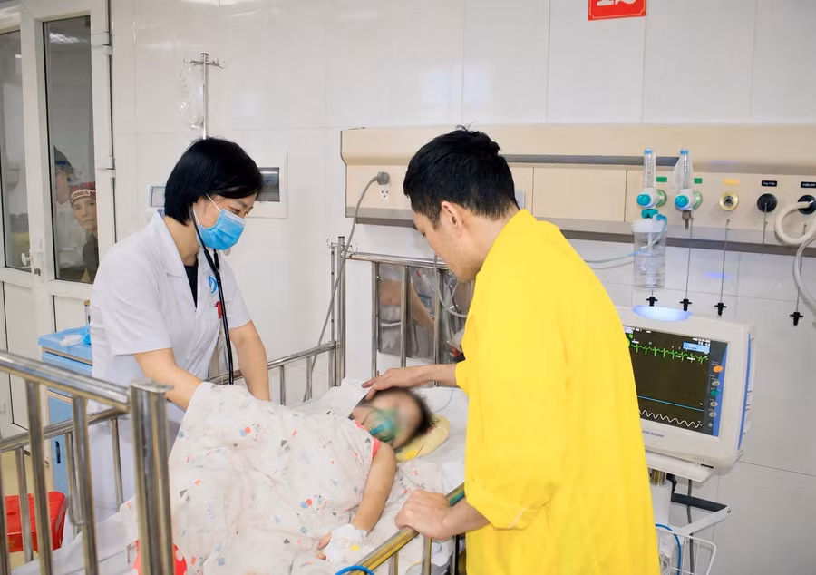 Hiện bệnh nhi tỉnh táo, tiếp xúc tốt và tiếp tục được điều trị, theo dõi sát. Ảnh: BVCC. 