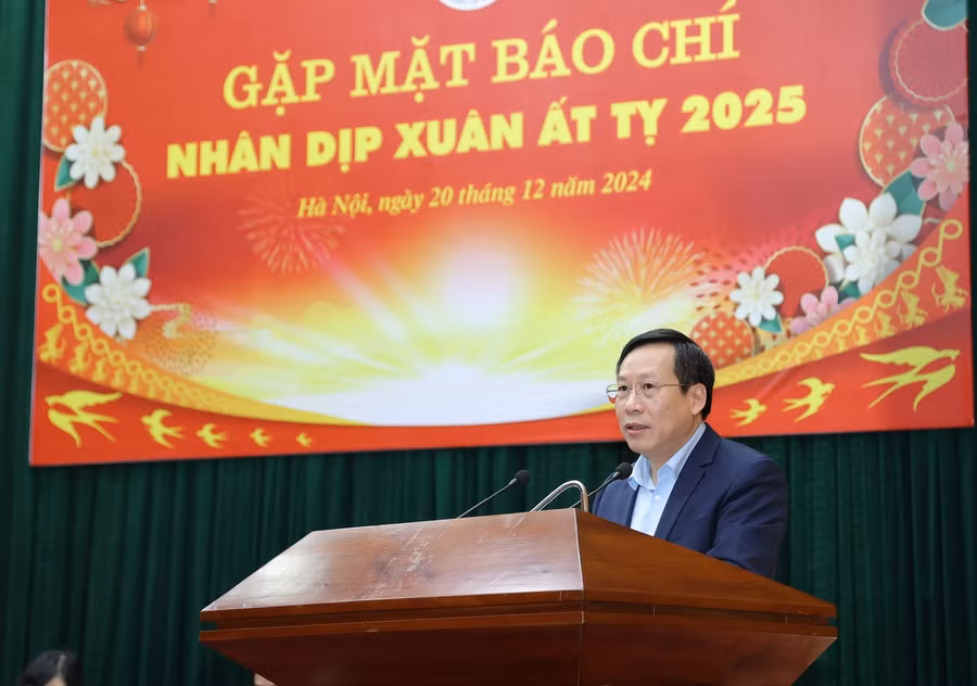 Thứ trưởng Bộ Y tế Lê Đức Luận. 
