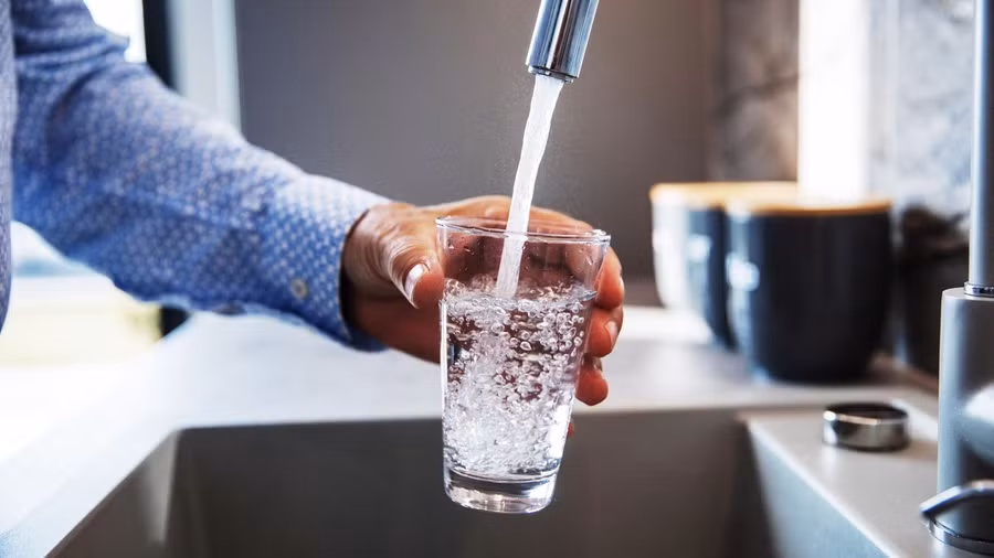 Ngộ độc nước là khi cơ thể nạp vào nhiều nước hơn mức cần thiết và gây mất cân bằng hóa học mà không thể tự đào thải ra ngoài. Ảnh minh hoạ. 