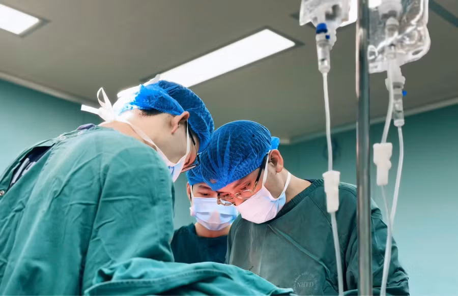Các bác sĩ đã can thiệp bằng kỹ thuật tạo hình vạt ngược dòng gan chân cho bệnh nhân. (Ảnh: BVCC) 