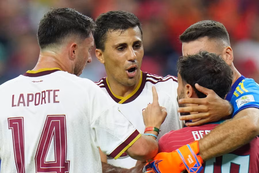 Rodri xin lỗi Bernardo Silva sau trận thắng Bồ Đào Nha