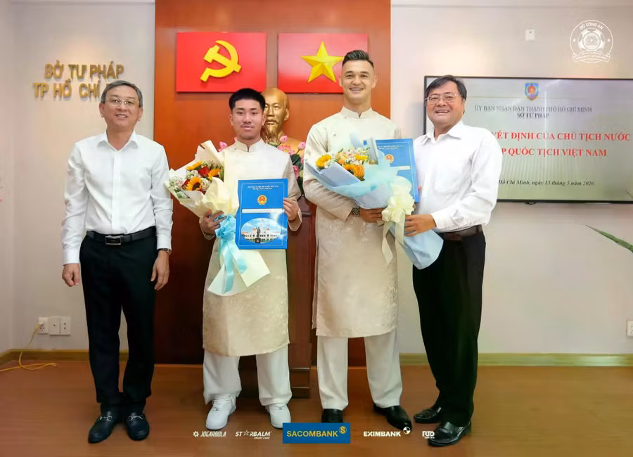Ngô Đăng Khoa (trái) và Patrik Lê Giang trong lễ trao quyết định nhập quốc tịch Việt Nam. Ảnh: CLB Công an TPHCM.