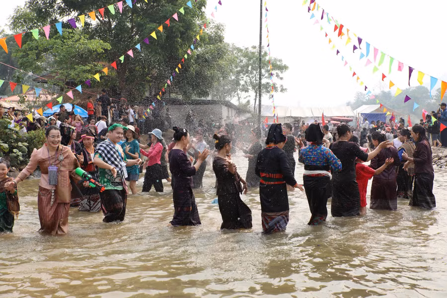Phần hội diễn ra rộn ràng bên dòng suối mát lành.