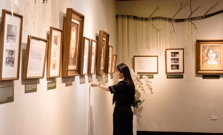 Góc trưng bày ảnh, tranh về nhạc sĩ Thanh Tùng và người thân.