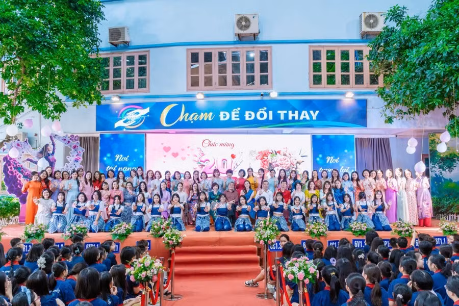 PGS.TS.NGƯT Đặng Quốc Thống chụp ảnh cùng học sinh Trường THCS - THPT Đoàn Thị Điểm.