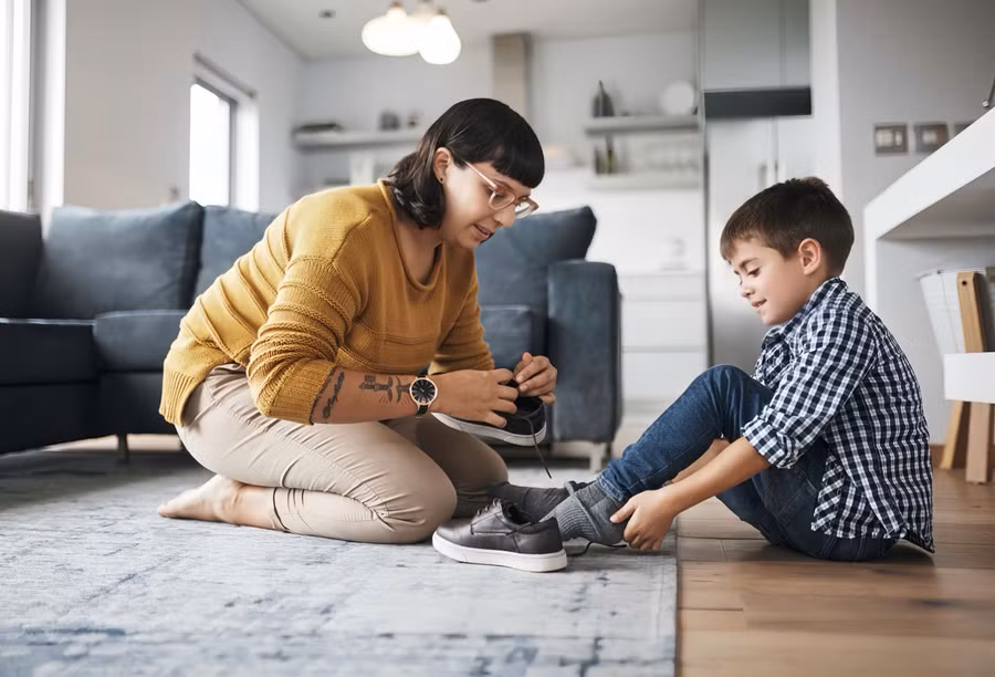 Làm thay con những việc trẻ có thể tự làm, cha mẹ có thể vô tình lấy đi cơ hội để trẻ trưởng thành.