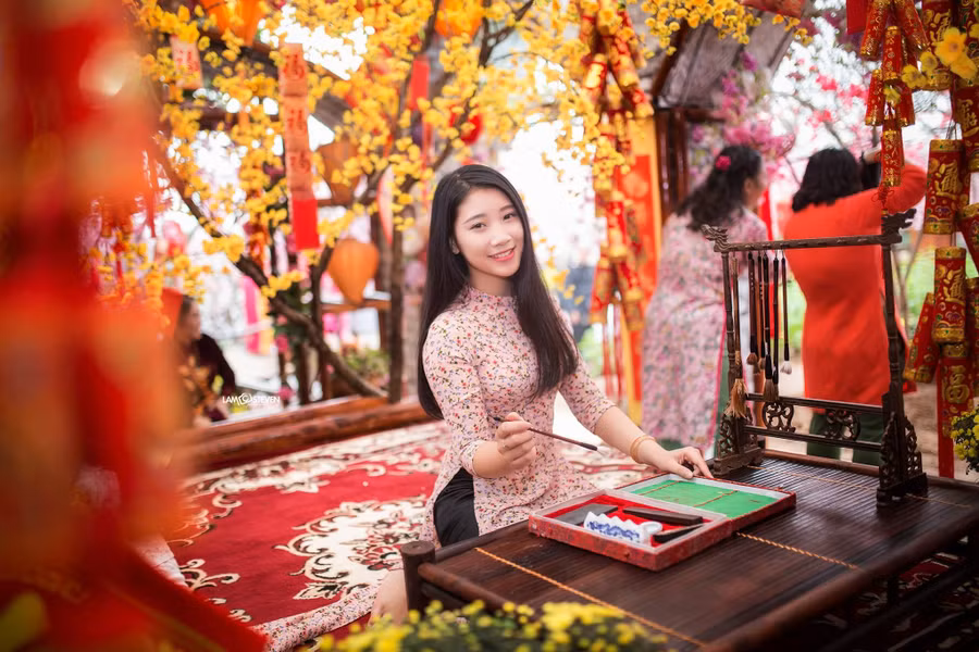 Áo dài xuất hiện trong không gian Tết truyền thống thu hút giới trẻ trải nghiệm và chụp ảnh. Ảnh: INT.