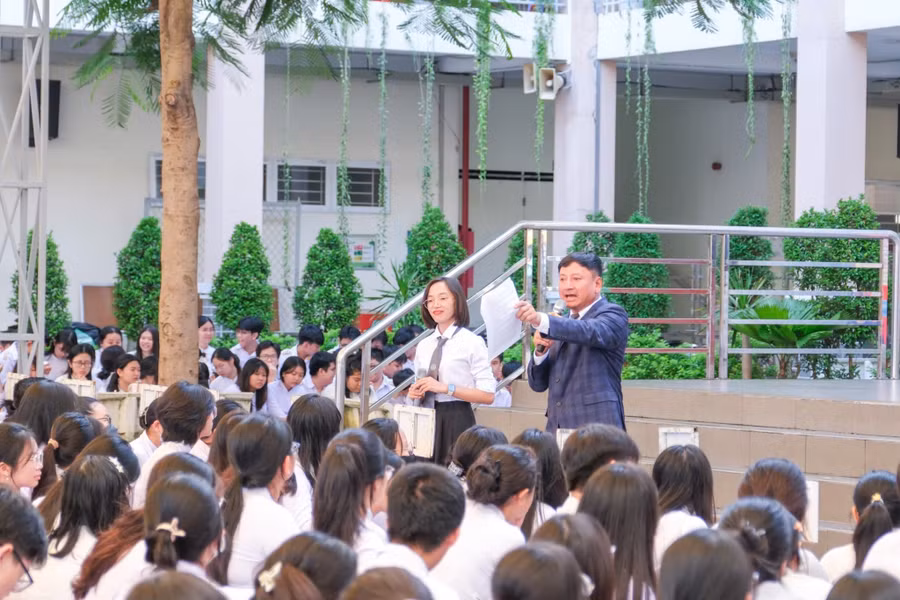 Chuyên gia chia sẻ chuyên đề 'Nói không với ma túy và thuốc lá - Bảo vệ tương lai học đường' tại Trường THPT Dương Văn Thì. Ảnh: NH