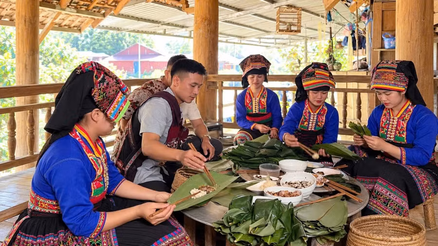 Thanh niên bản Na Há, Mường Nhà chuẩn bị mâm cơm dâng lên tổ tiên. tet-khau-ho-o-muong-nha-4.jpg