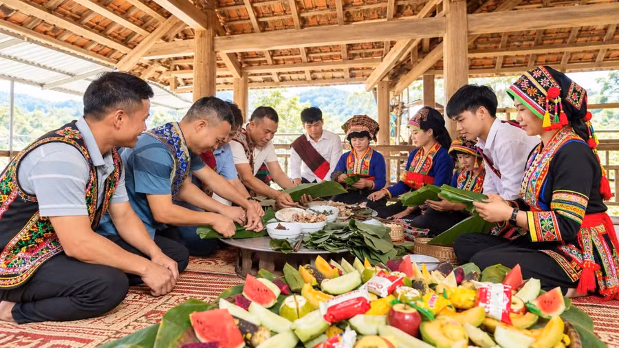 Đại diện chính quyền địa phương và người dân (tại bản Na Há, Mường Nhà) thực hiện thủ tục gói Khẩu Hang để dâng lễ. tet-khau-ho-o-muong-nha-3.jpg