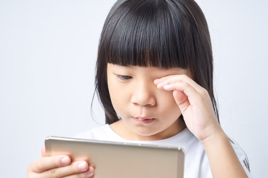 Trẻ sử dụng thiết bị điện tử quá nhiều có thể ảnh hưởng đến sức khỏe ngoài thị lực. Ảnh minh họa