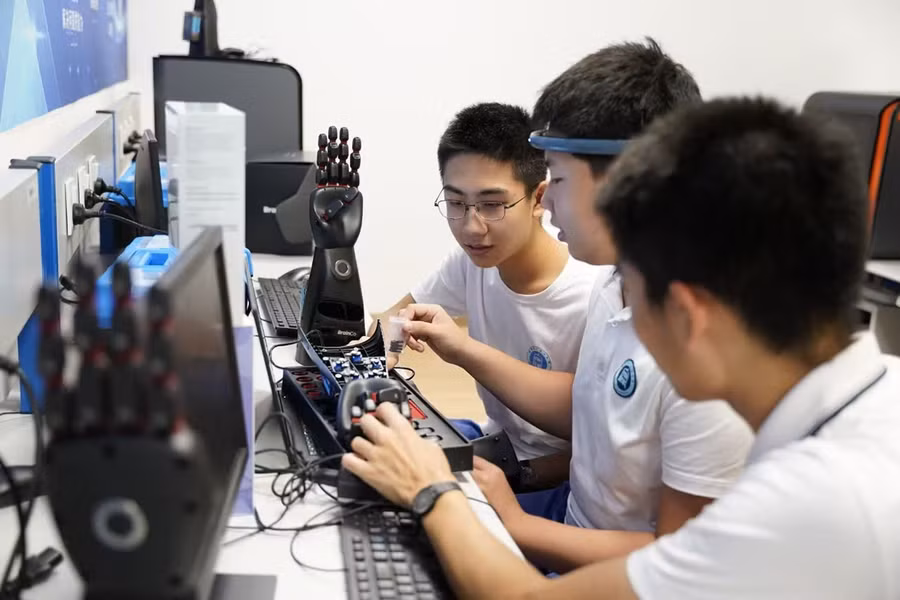 Trung Quốc đẩy mạnh đào tạo AI từ phổ thông đến đại học.