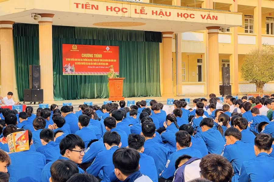 Lực lượng công an tuyên truyền tác hại của thuốc lá điện tử đến với học sinh ở Hà Tĩnh. Ảnh: H.A