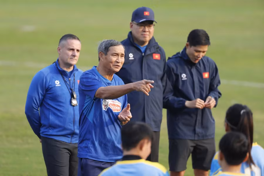 Huấn luyện viên Mai Đức Chung chỉ đạo trong một buổi tập trước thềm Vòng chung kết ASIAN Cup 2026. Ảnh: INT.