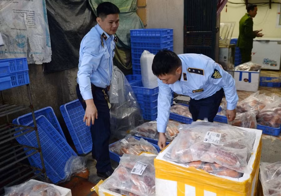 Lực lượng chức năng phát hiện nhiều vụ vi phạm buôn lậu thực phẩm tại các khu vực biên giới.