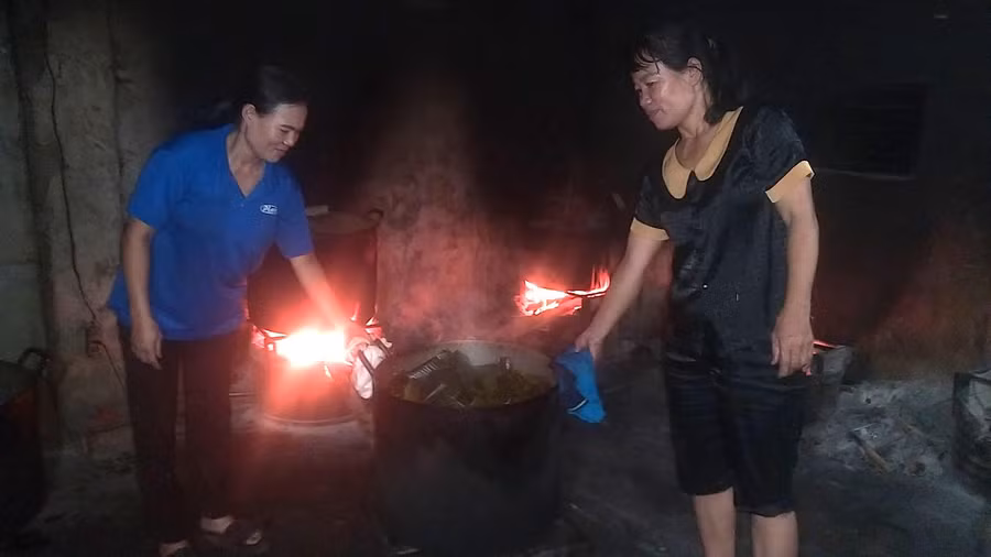 Nhiều cơ sở làm bánh lá ở làng Quỳnh Viên đỏ lửa từ lúc nửa đêm để làm bánh.