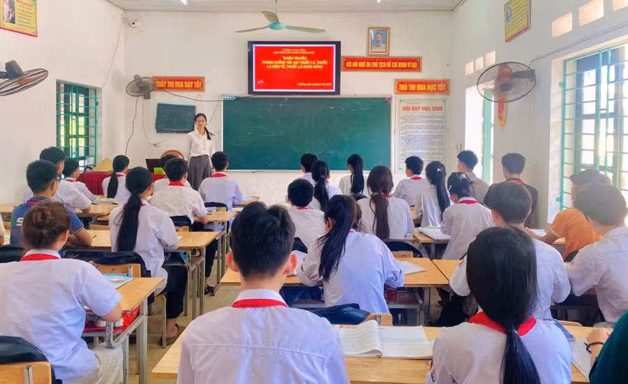 Cô và trò Trường THCS La Bằng tích cực đẩy mạnh tuyên truyền về phòng chống tác hại của thuốc lá.