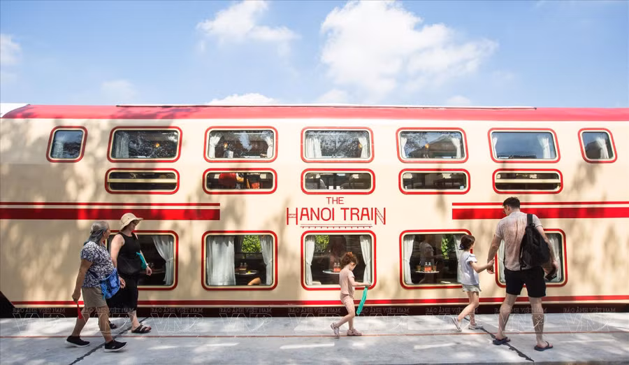 5-cua-o-hoi-sinh-tren-nhung-toa-tau-2.jpg