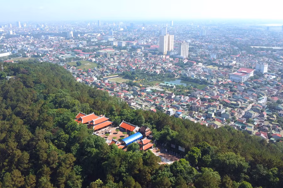 Đền thờ vua Quang Trung nằm trên núi Dũng Quyết.