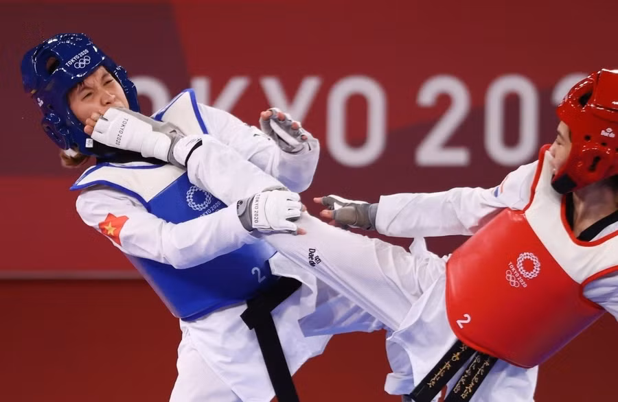 Trương Thị Kim Tuyền (bên trái) dự Olympic Tokyo 2020, thua võ sĩ Thái Lan Panipak Wongpattanakit ở tứ kết hạng 49kg nữ. Ảnh minh họa: INT.