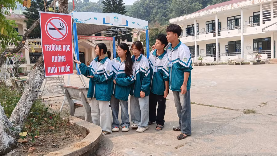 Mỗi học sinh Trường THPT Nà Tấu được xác định sẽ là 'một lá chắn' để khói thuốc lá không len lỏi vào môi trường học đường. Ảnh: NTCC