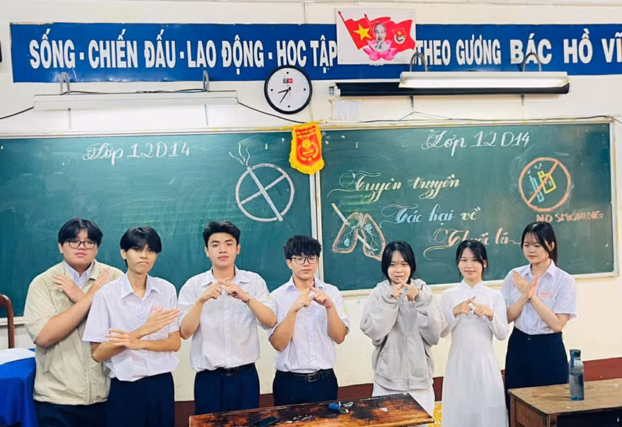 Học sinh Trường THPT Nguyễn Công Trứ nói không với các loại thuốc lá. Ảnh: NTCC