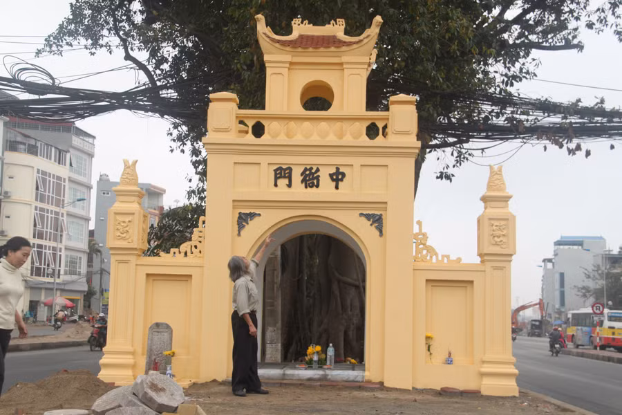 Cổng làng Nghè xưa với ba chữ 'Trung Nha môn'. Ảnh: Trần Hòa
