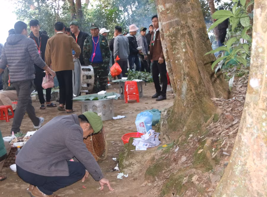 Người dân bản Lò Ma, xã Thu Lũm thực hiện nghi thức cúng rừng.