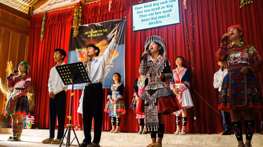 Nhóm văn nghệ thể hiện lòng tôn kính Chúa trời qua bài hát Vững an. Ảnh: Hữu Qui.