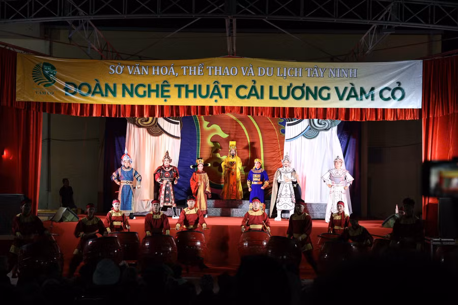 Đoàn Nghệ thuật Cải lương Vàm Cỏ lưu diễn vở cải lương 'Đế đô sóng cả' trên đất Bắc.
