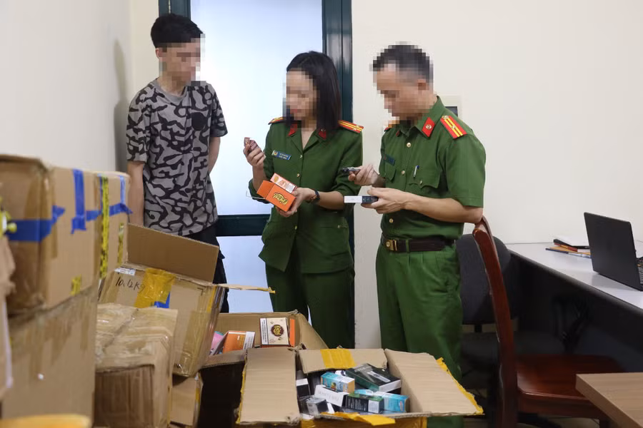 Công an tỉnh Nghệ An phát hiện lô thuốc lá điện tử được thiết kế bắt mắt, giống như móc khóa, đồ chơi, bút... Ảnh: CANA