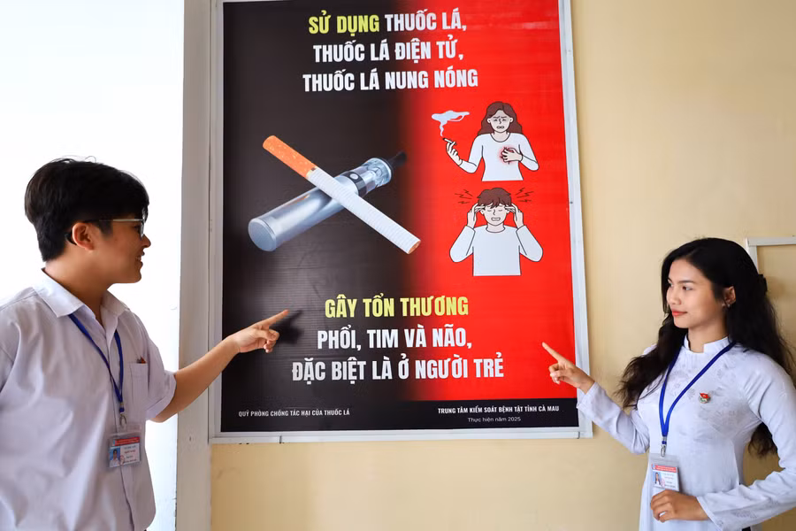 Học sinh Trường THPT Cà Mau tuyên truyền phòng, chống tác hại của thuốc lá. Ảnh: TG