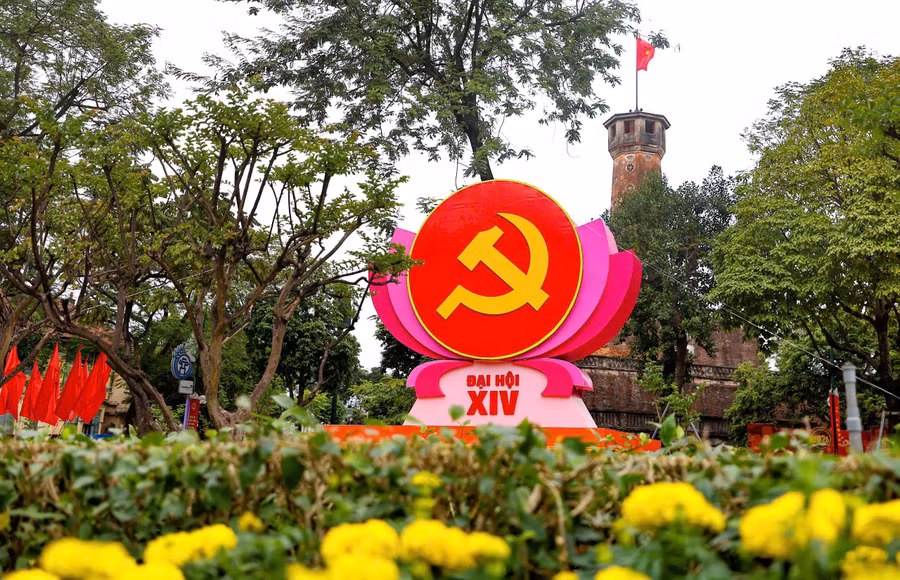 Thủ đô Hà Nội trang hoàng cờ hoa, pano, áp phích chào mừng Đại hội Đại biểu toàn quốc lần thứ XIV của Đảng.