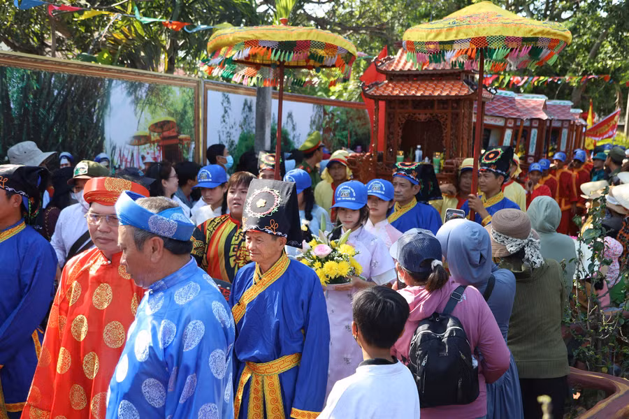 Hàng nghìn người dân tề tựu về dự lễ hội Chùa Bà - Cảng thị Nước Mặn.