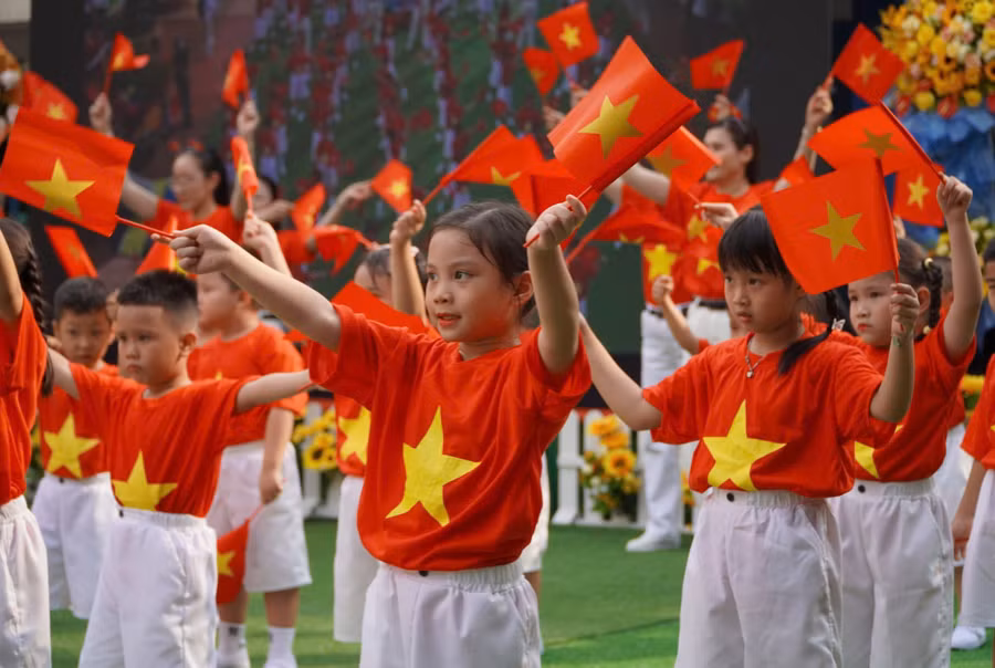 Trẻ mầm non TPHCM đồng diễn chào mừng kỷ niệm 50 năm ngày Giải phóng miền Nam (30/4/1975-30/4/2025). Ảnh: YK