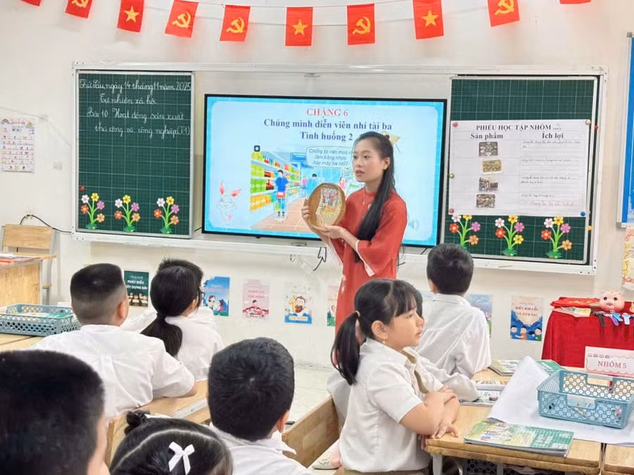 Cô, trò lớp 3 trong giờ học Tiếng Việt tại Trường Tiểu học, THCS & THPT Khương Hạ (Khương Đình, Hà Nội). Ảnh: Đình Tuệ