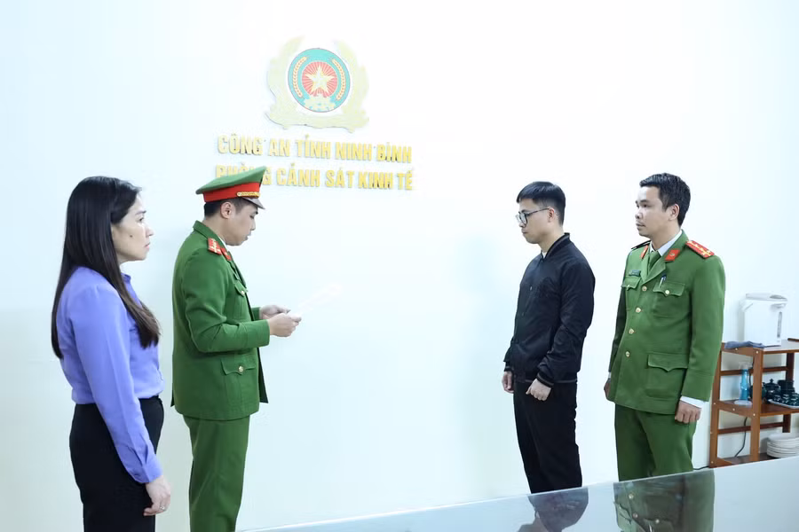 Cơ quan Cảnh sát điều tra Công an tỉnh Ninh Bình công bố khởi tố bị can đối với Nguyễn Đức Dương (áo đen).